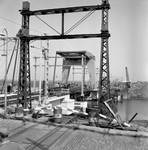 154913 Gezicht op de ophaalbrug over het Noordhollandsch Kanaal te Alkmaar.